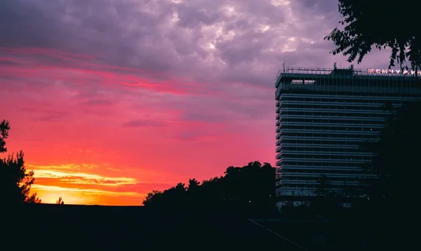Прекрасний захід сонця в прибережному місті — стокове фото