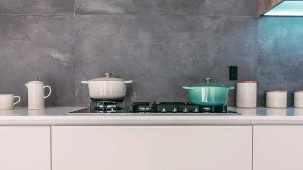 Belo interior de uma cozinha moderna com panelas de cozinha no forno e outros suprimentos de cozinha — Fotografia de Stock