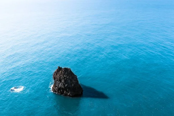 Una Hermosa Toma Aérea Una Roca Medio Del Mar —  Fotos de Stock