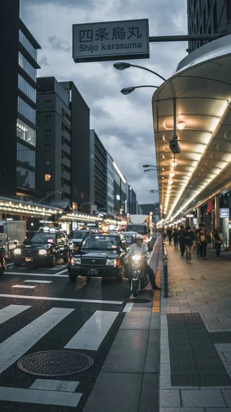 Verticaal schot van auto 's en motorfietsen op een weg in Kyoto, Japan — Stockfoto