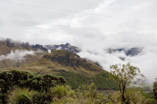 Hermoso Campo Con Increíbles Montañas Rocosas Colinas Fondo Cielo Nublado —  Fotos de Stock