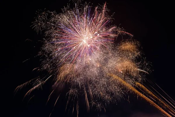 Lindos fogos de artifício coloridos no céu noturno — Fotografia de Stock