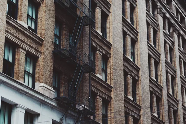 Low-Winkelaufnahme einer Treppe eines Mehrfamilienhauses in der Innenstadt von San Francisco — Stockfoto