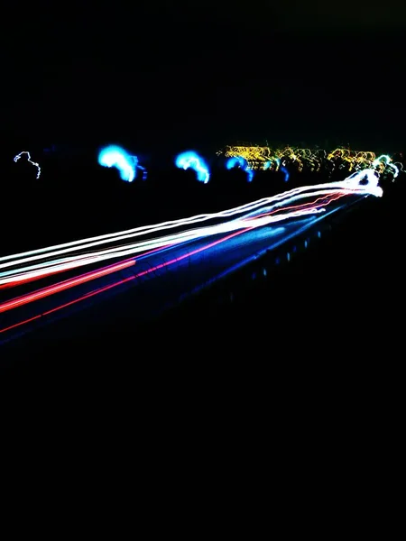 Gece vakti uzun pozlu araba ışığı izleri. — Stok fotoğraf