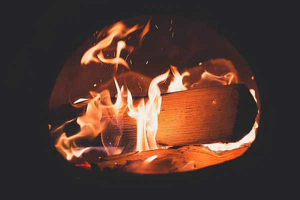 Closeup tiro de lenha queimando em uma lareira — Fotografia de Stock
