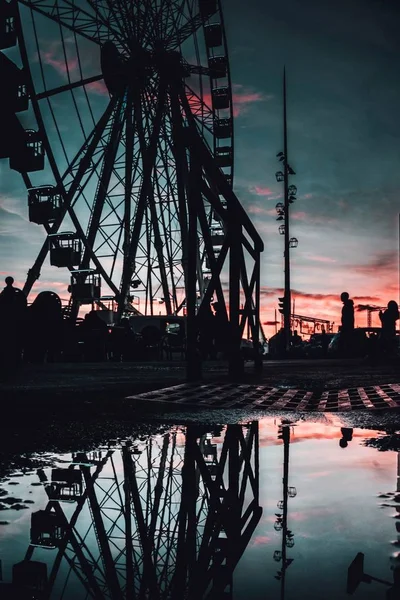 Marsilya, Fransa 'da akşam vakti uzun dönme dolabın güzel manzarası. — Stok fotoğraf