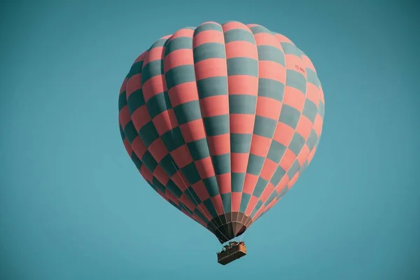 Tiro Ângulo Baixo Balão Quente Azul Rosa Flutuando Céu — Fotografia de Stock