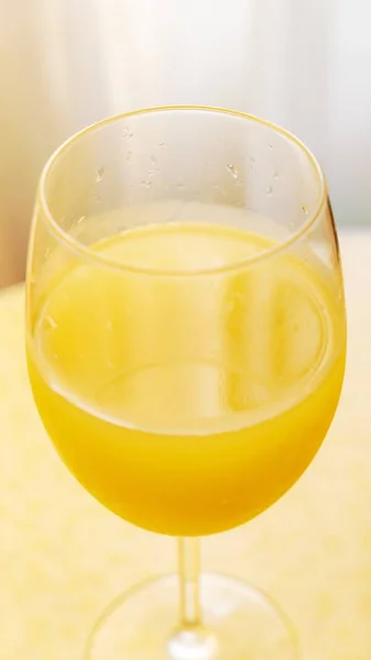 背の高いガラスで絞りたてのオレンジジュースのクローズアップ垂直ショット — ストック写真