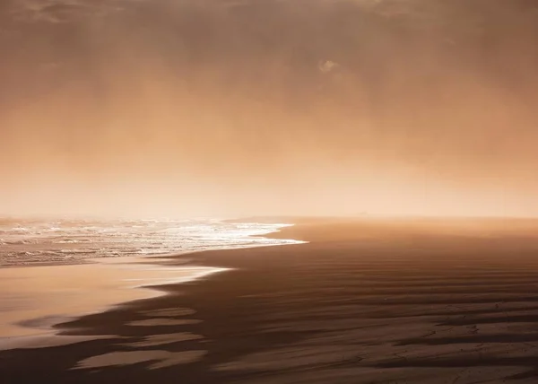 Egy tengerparti felvétel egy ködös napon. — Stock Fotó