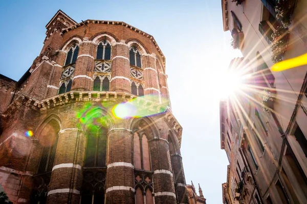 Око Ворма зняло дивовижні старі будівлі у Венеції в сонячний день. — стокове фото