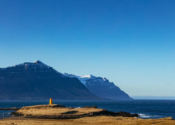 Hermosa Toma Montañas Mar Costa Con Cielo Azul Claro —  Fotos de Stock