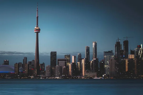 Belle prise de vue de la ville en soirée — Photo