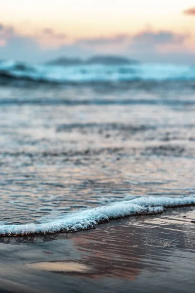 Mooie close-up van de golven aan de kustlijn van de zee — Stockfoto