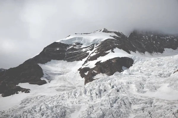 Hermoso paisaje de claras montañas y colinas nevadas blancas — Foto de Stock