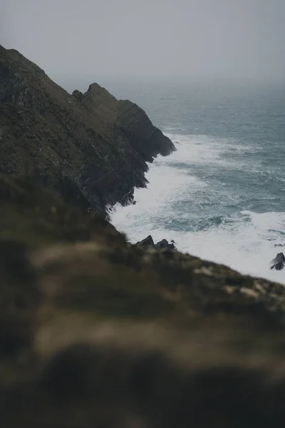 Een Luchtfoto Van Splash Golven Die Het Rotsachtige Strand Een — Stockfoto