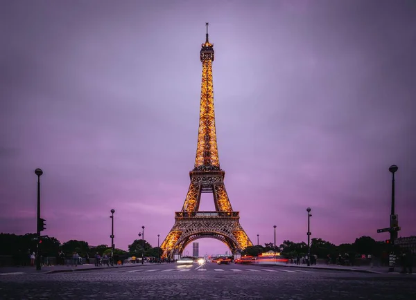 A famosa torre eiffel em Paris — Fotografia de Stock