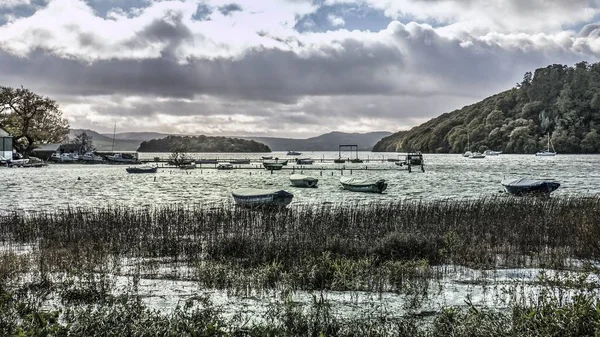 Vacker vidsträckt bild av sjön Loch Ness med små båtar och vacker molnig himmel — Stockfoto