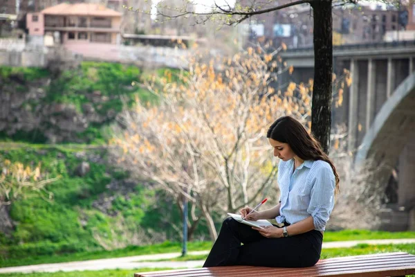 Chica estudiando en un parque — Foto de Stock