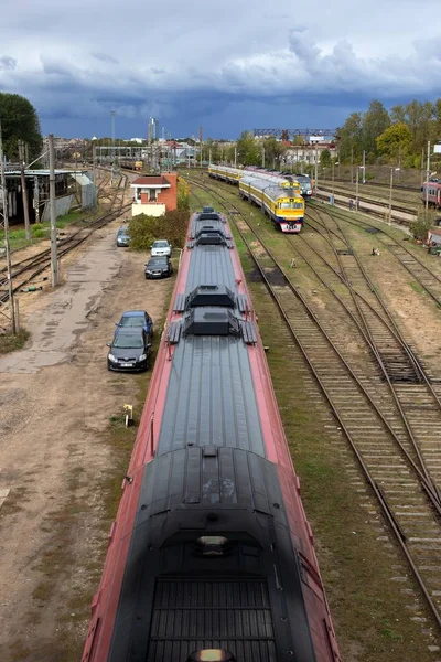 Verticaal schot van treinen op rails — Stockfoto