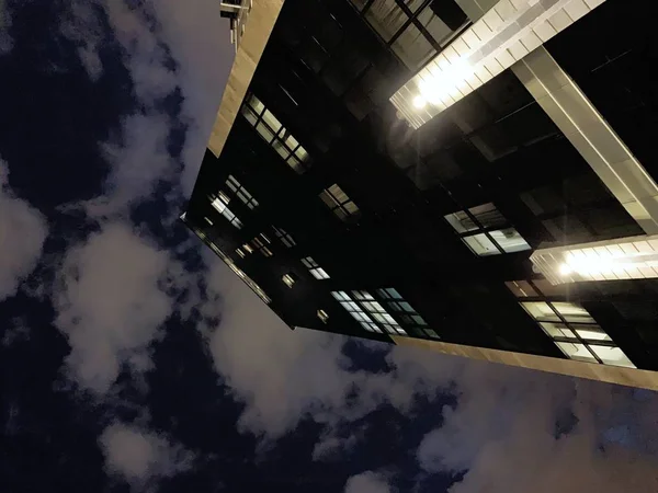 以阴天为背景的高层商业大厦的低倾角结果 — 图库照片