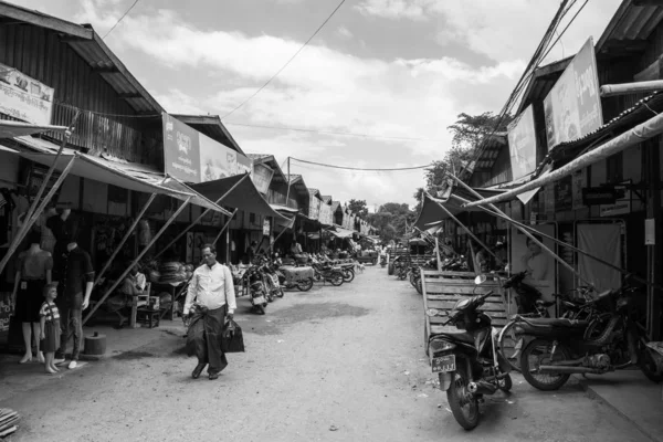 미얀마 바간 인근에서 다양한 상품을 판매하는 노점이 있는 버마 니아웅우 시장. — 스톡 사진