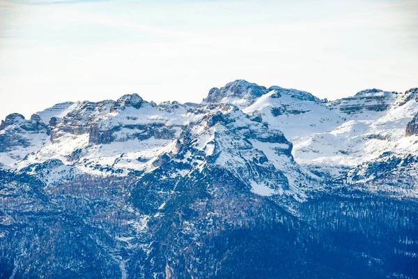 Bel colpo di montagna innevata in una giornata di sole — Foto Stock