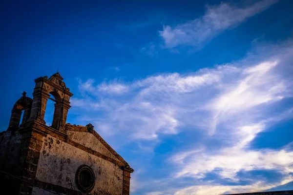 Прекрасный снимок часовни под голубым небом днем — стоковое фото