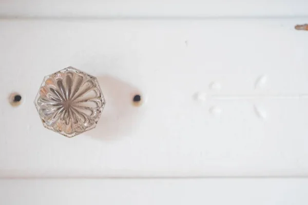 Tiro de close-up de uma alça de gaveta decorativa — Fotografia de Stock