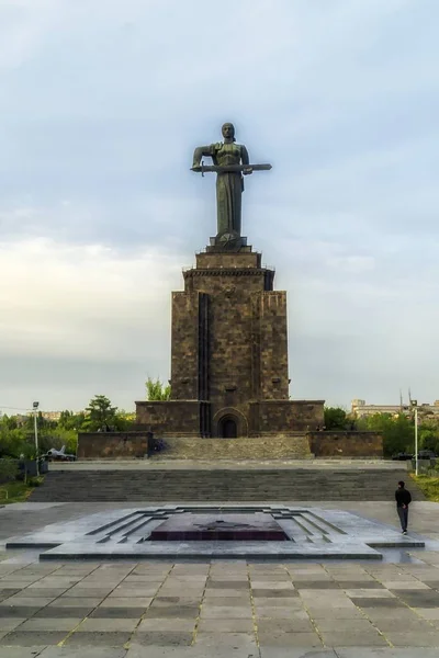 Stary Pomnik Matki Armenii Trzyma Miecz Wysokim Kamiennym Cokołku Fontanną — Zdjęcie stockowe