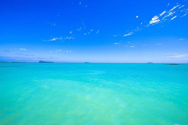 Belo tiro de água sob um céu azul claro em um dia ensolarado — Fotografia de Stock