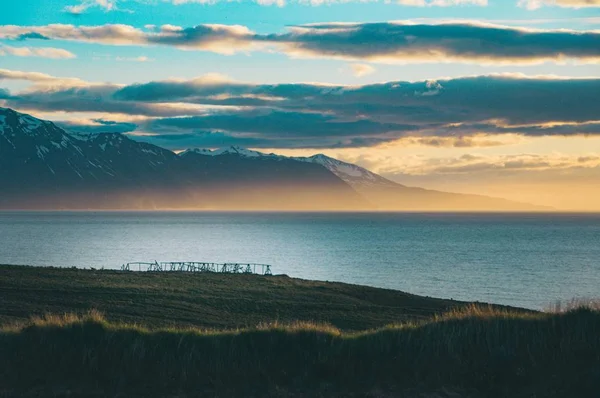 Široký záběr krásných zelených kopců a polí s úžasným mořem a mraky na pozadí — Stock fotografie
