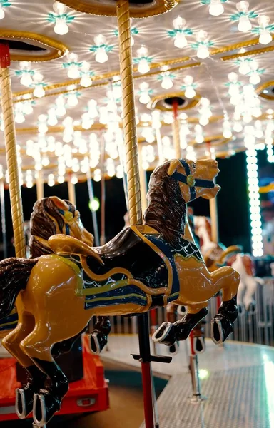 Gros plan de chevaux de carrousel sur un mariage faire le tour à un carnaval — Photo