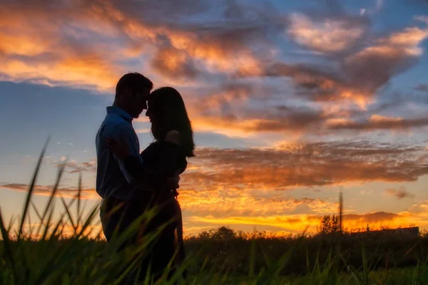 Bel colpo di una silhouette di una coppia amorevole che si abbraccia all'alba — Foto Stock