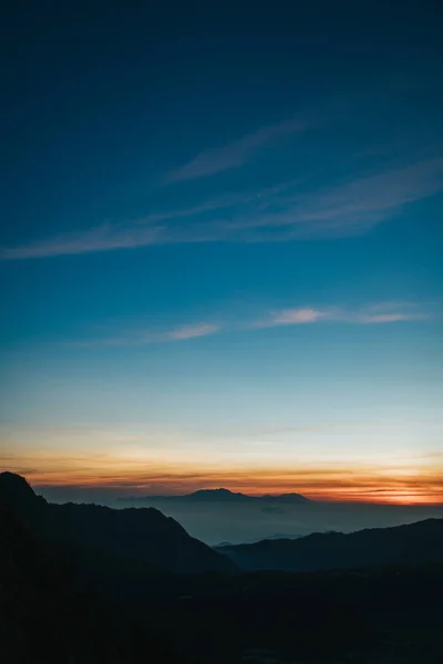 Hermoso atardecer sobre colinas — Foto de Stock