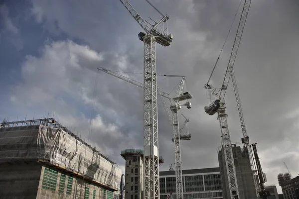 Low angle shot van kranen op een architectonische plaats — Stockfoto