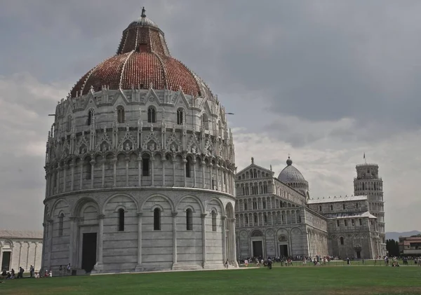 Pisa, İtalya'da Piazza del Duomo veya Piazza dei Miracoli'nin güzel fotoğrafı — Stok fotoğraf