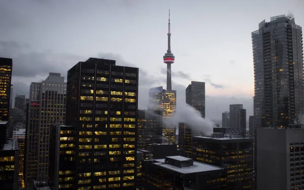 高層ビルとラジオタワーと気分の悪い日に都市のスカイラインの美しいショット — ストック写真
