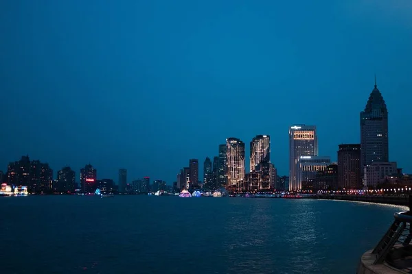 Corpo de água através do horizonte de Xangai durante a noite — Fotografia de Stock