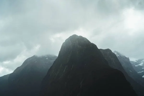 Nádherná střela z vysokých Skalnatých hor pokrytá mlhou — Stock fotografie