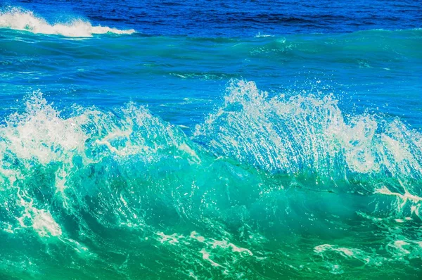 Güneşli bir günde sıçrayan okyanus dalgalarının güzel çekimi — Stok fotoğraf