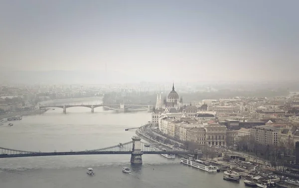 Légi felvétel a városra és a sz. chényi Lánchídról Budapesten — Stock Fotó