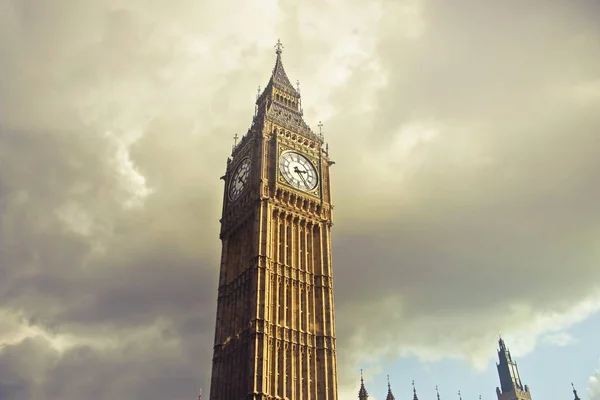 Bella foto ad angolo basso del Big Ben a Londra, Inghilterra — Foto Stock