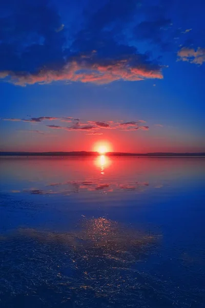 Bela vista panorâmica do pôr-do-sol vermelho sobre um lago — Fotografia de Stock