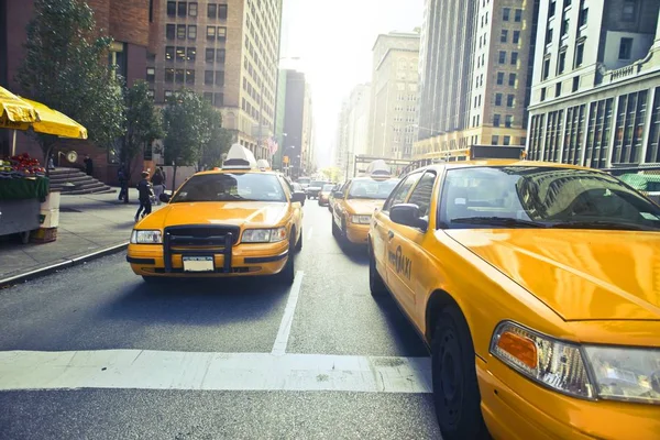 Skott av gula taxibilar på gatan — Stockfoto