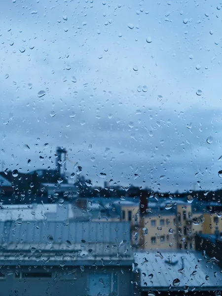 건물 의 배경에 유리 창에 빗방울의 수직 샷 — 스톡 사진
