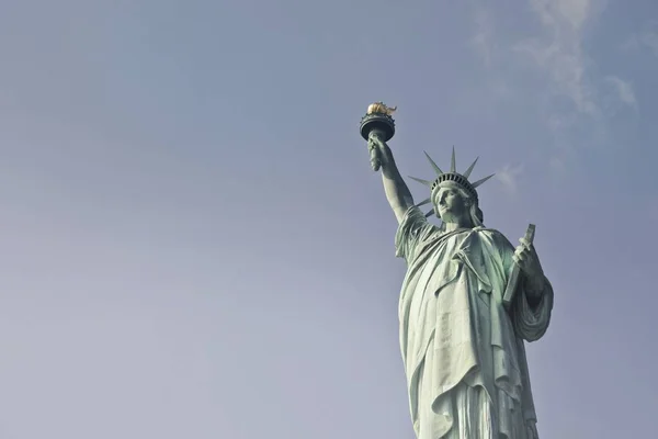 Bela foto de baixo ângulo da Estátua da Liberdade durante o dia em Nova York — Fotografia de Stock