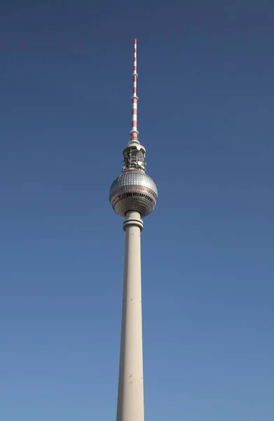 Vue en angle bas de Berliner Fernsehturm à Berlin, Allemagne — Photo