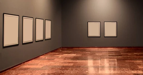 Fotografía interior de una sala de exposiciones con marcos vacíos en las paredes — Foto de Stock