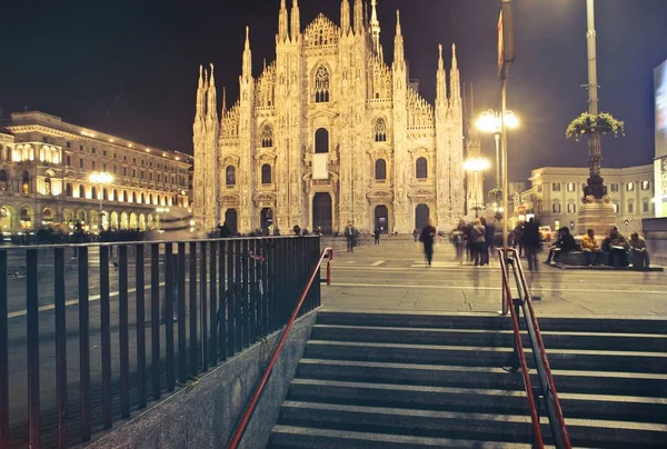 Bela foto da Catedral de Milão ou Duomo di Milano em Milão, Itália durante a noite — Fotografia de Stock