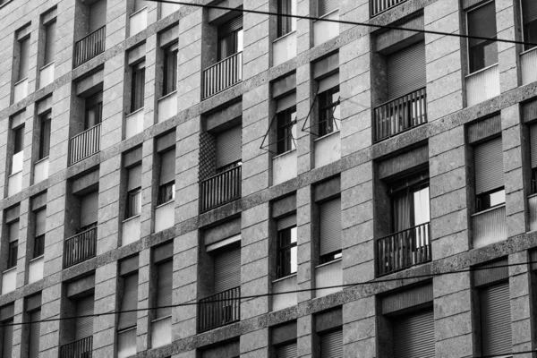 Grayscale shot of a long building with windows and balconies — Stock Photo, Image